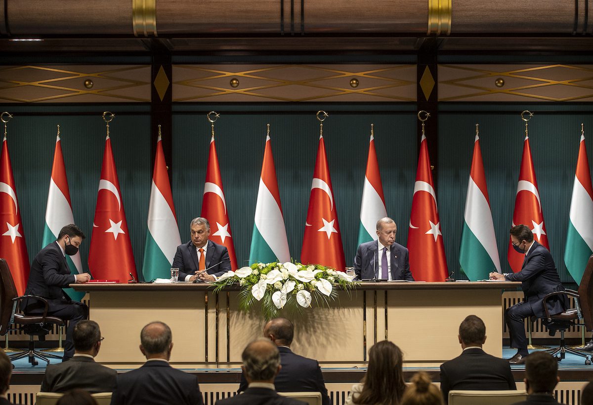 ANKARA, TURKEY - NOVEMBER 11: Agreements are being signed on behalf of the two countries before Prime Minister of Hungary, Viktor Orban (2nd L) and Turkish President Recep Tayyip Erdogan (2nd R) at the Presidential Complex in Ankara, Turkey on November 11, 2021. ( Ali Balıkçı - Anadolu Agency )