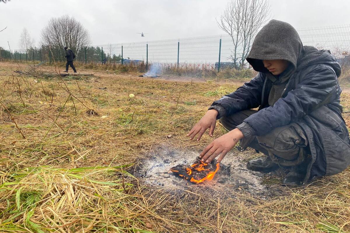 Irregular migrants end up at the Polish border crossing as Polish security forces continue to take measures on the Belarus-Polish border on November 16, 2021 in Grodno, Belarus [Stringer/Anadolu Agency ]