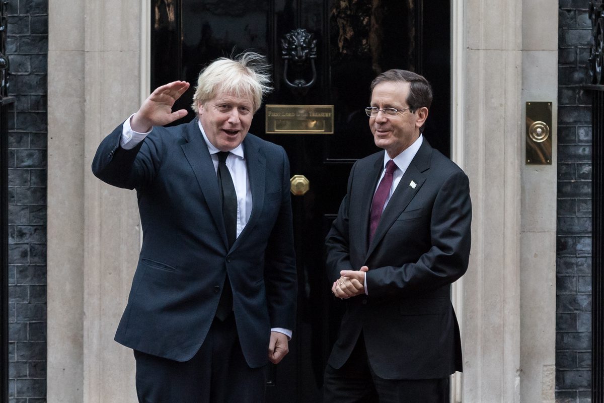 British Prime Minister Boris Johnson (L) welcomes Israeli President Isaac Herzog (R) outside 10 Downing Street ahead of their bilateral meeting in London, United Kingdom on November 23, 2021 [Wiktor Szymanowicz/Anadolu Agency]
