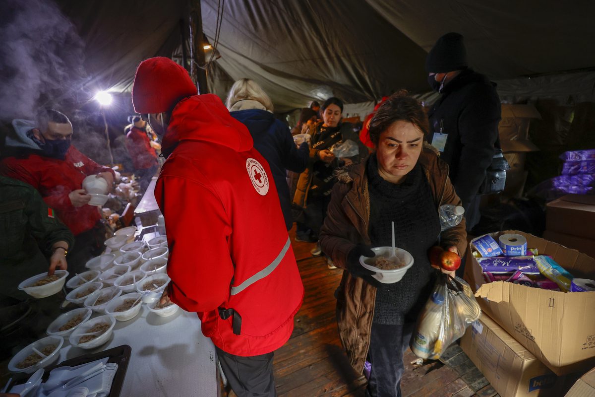 Migrants continue to wait at a closed area allocated by Belarusian government the Belarusian-Polish border in Grodno, Belarus on November 28, 2021 [Sefa Karacan/Anadolu Agency]