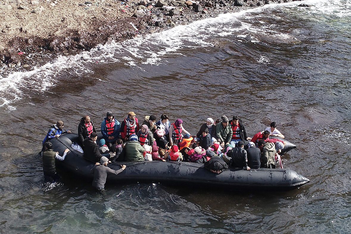 Irregular migrants, who want to reach Europe through Greece, arrive by dingy along the coastal border in the Ayvacik district of Canakkale, Marmara region on 28 February 2020. [STRINGER/Demiroren News Agency (DHA)/AFP via Getty Images]