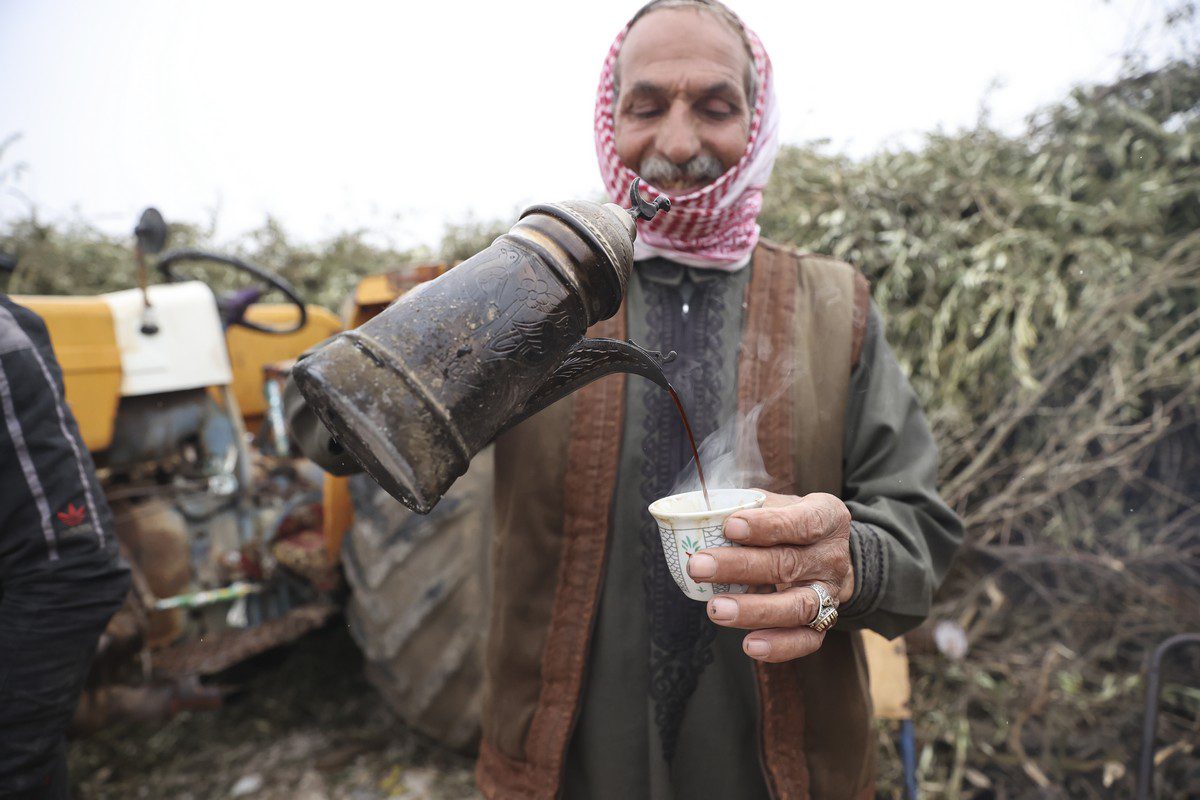 Syrian refugee serving tea on November 25, 2021[Doğukan Keskinkılıç/Anadolu Agency]