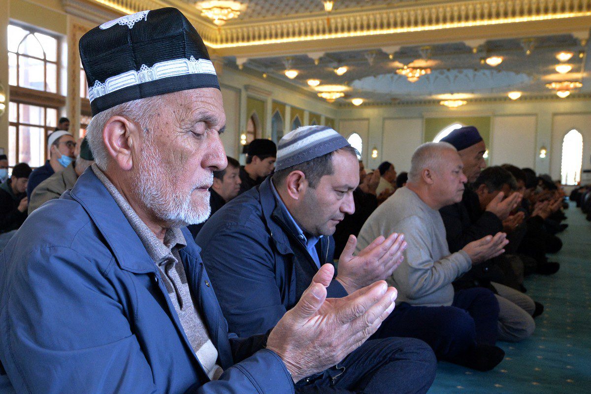 Muslim worshippers at a mosque in Tashkent, Uzbekistan on 22 October 2021 [VYACHESLAV OSELEDKO/AFP/Getty Images]