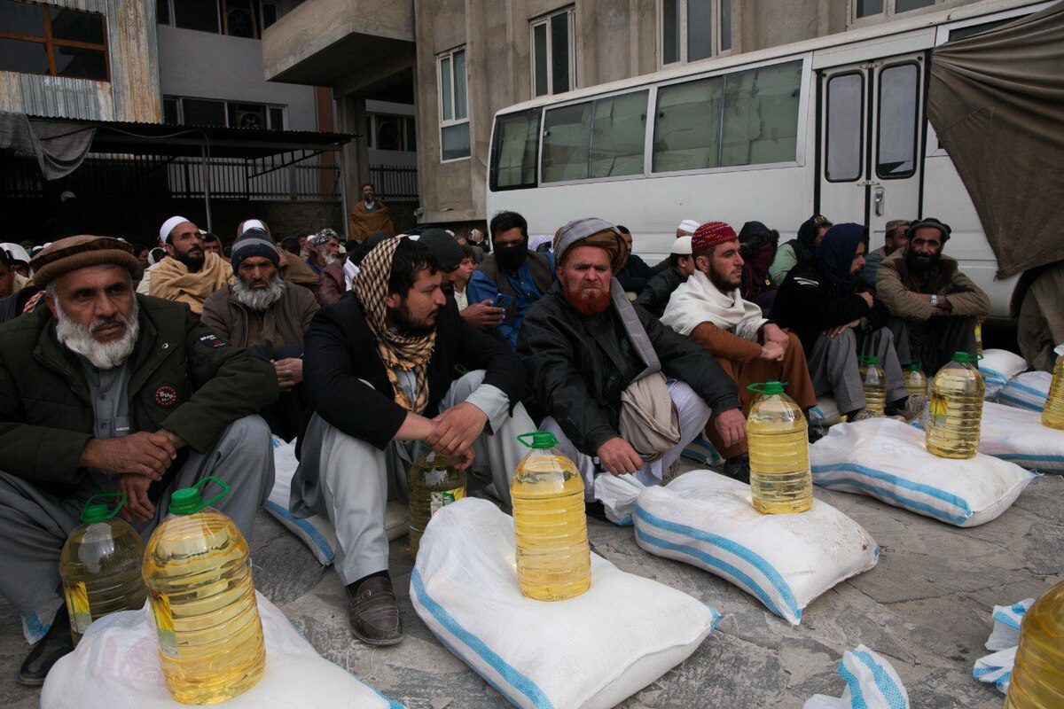 Food aid to families in Kabul, Afghanistan on 7 December 2021 [Bilal Güler/Anadolu Agency]