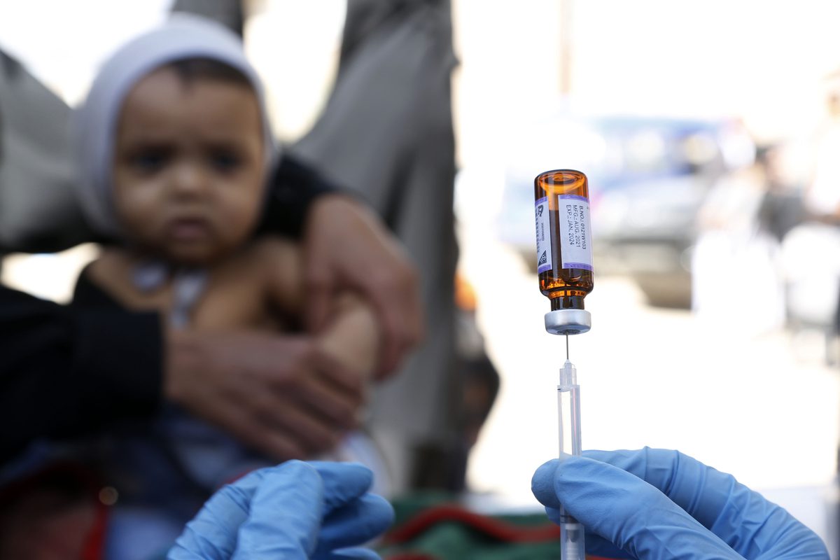Yemeni children receive doses of vaccines against measles in Sanaa, Yemen on December 20, 2021 [Mohammed Hamoud/Anadolu Agency]