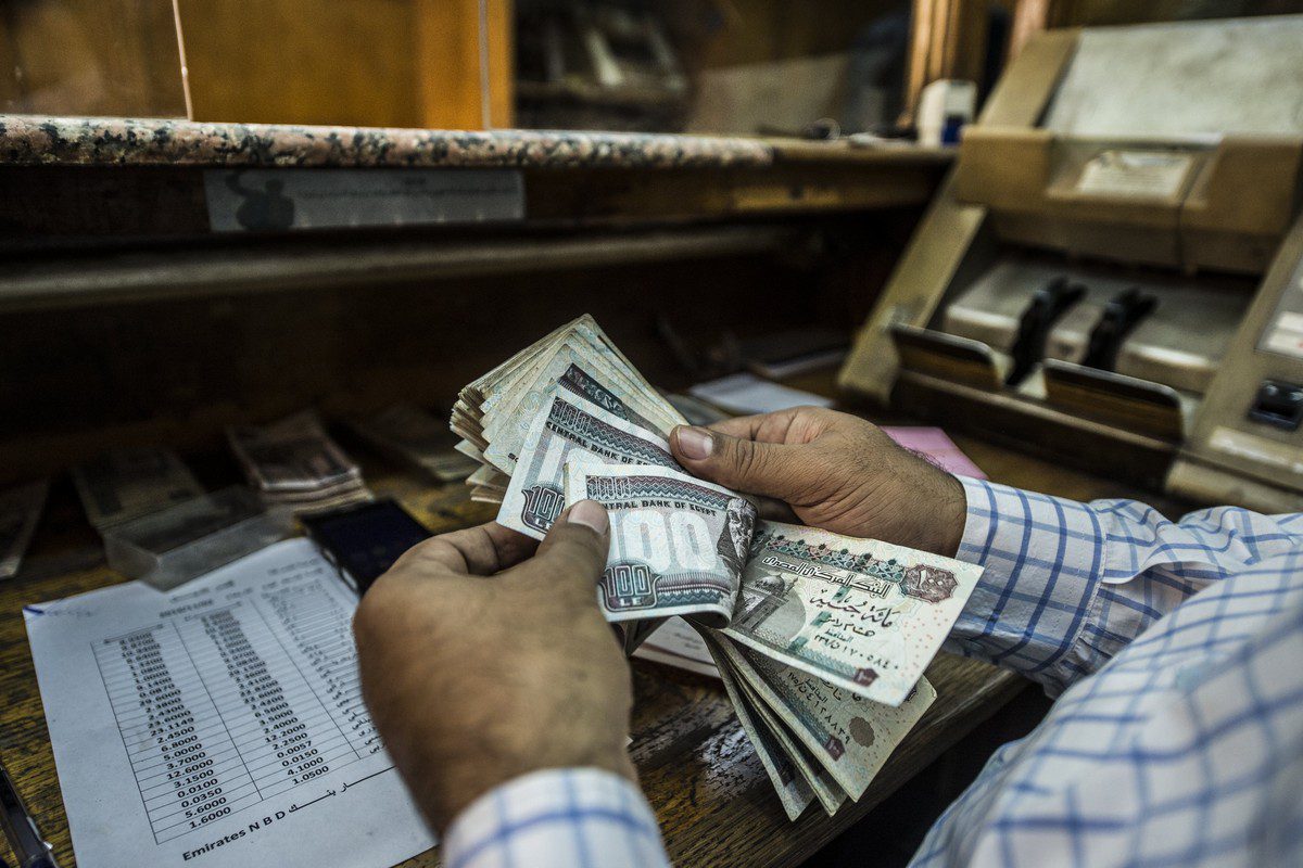 A man counts Egyptian pounds at currency exchange shop in downtown Cairo on 3 November 2016 [KHALED DESOUKI/AFP/Getty Images]