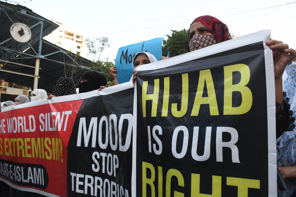 Women protest against hijab ban in schools in India on 10 February 2022 in Karachi, Pakistan. [Sabir Mazhar - Anadolu Agency]