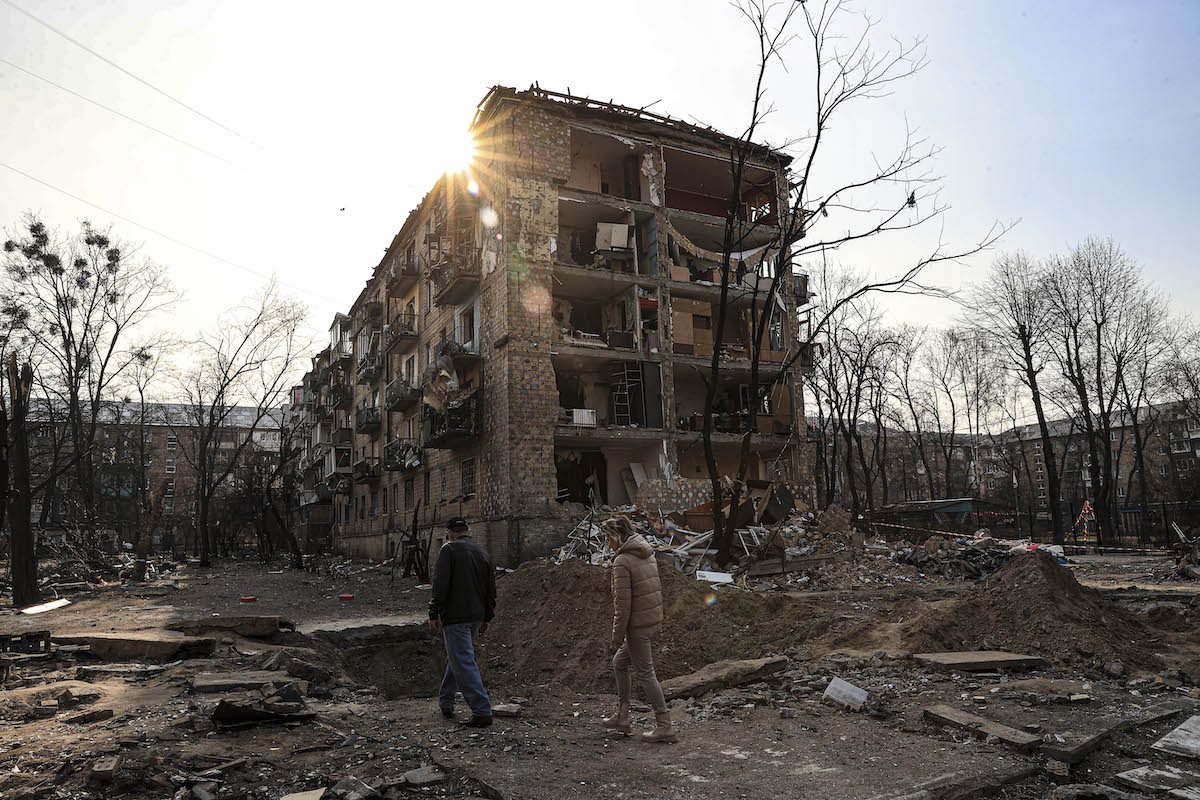 Civilians inspect at the site after an apartment hit by Russian shelling in Vinograd district of the capital Kyiv, Ukraine on 28 March 2022. [Metin Aktaş - Anadolu Agency]