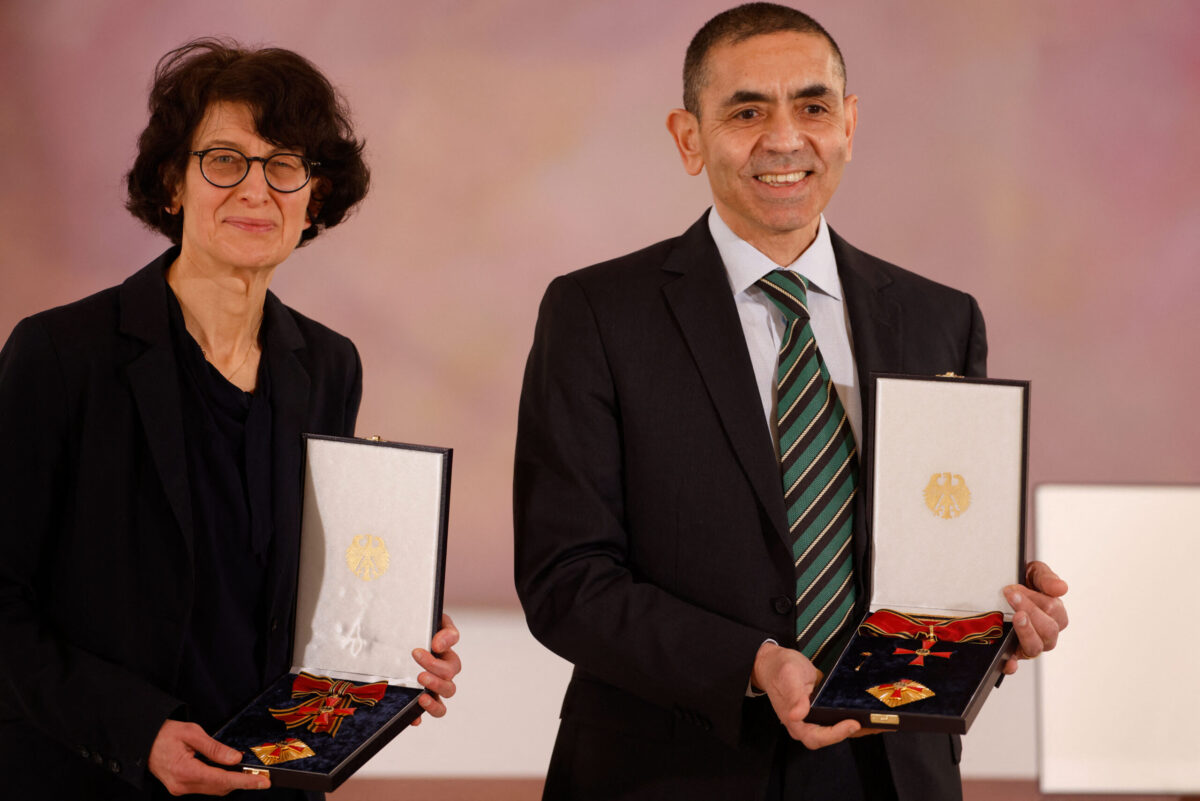 Ozlem Tureci (L) and her husband Ugur Sahin, both scientists and founders of BioNTech, on March 19, 2021 in Berlin [ODD ANDERSEN/POOL/AFP via Getty Images]