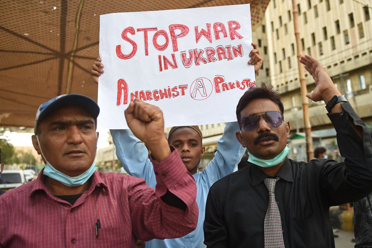 Demonstrators take part in a protest against Russia's invasion of Ukraine, in Karachi, Pakistan on 6 March 2022 [RIZWAN TABASSUM/AFP/Getty Images]