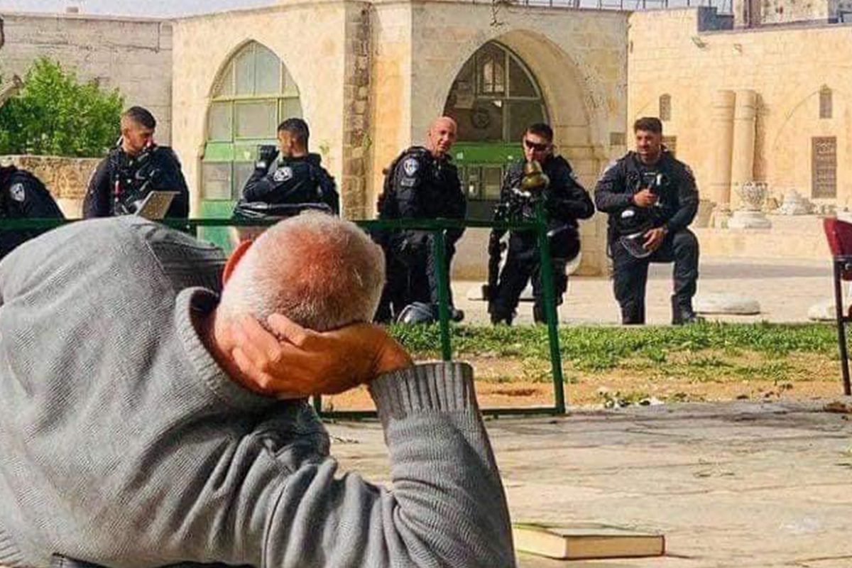 An elderly Palestinian remains defiant in the face of Israeli forces who stormed Al-Aqsa Mosque, 17 April 2022 [abdalafo/Twitter]