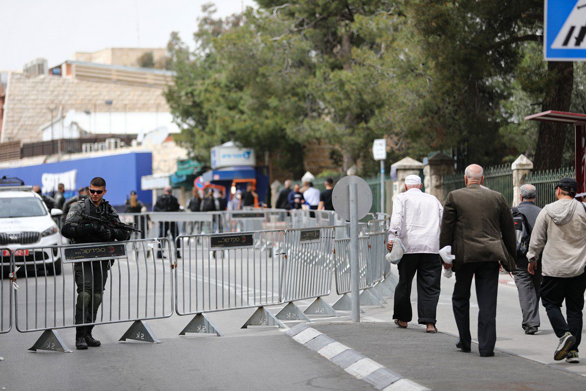 Israeli forces prevent Palestinians aged under 50 from West Bank entering Al-Aqsa on the first Friday of Ramadan, 8 April 2022 [Mostafa Alkharouf/Anadolu Agency]