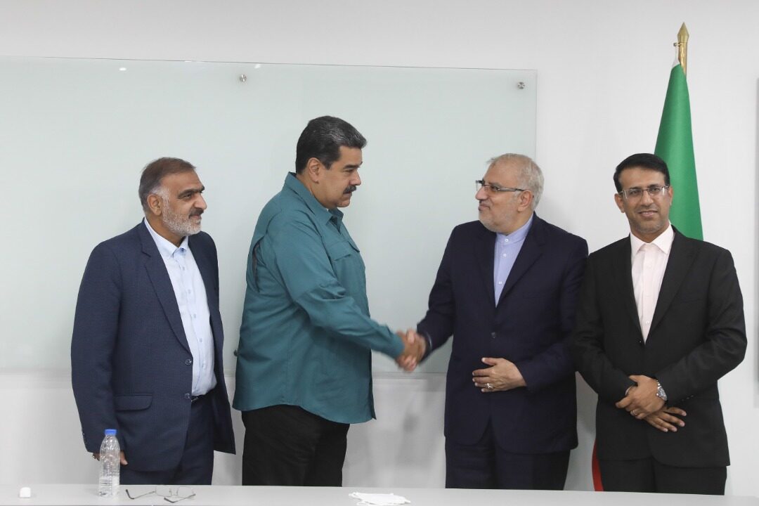 Venezuelan President Nicolas Maduro (2nd from L) meets Iranian Oil Minister Javad Owji (3rd from L) on 3 May, 2022 [@MarielaILopez/Twitter]