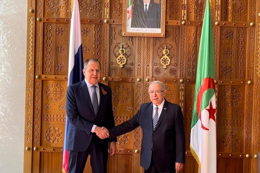 Russian Foreign Minister Sergei Lavrov meets Algeria's FM Ramtane Lamamra in Algeria, on 10 May 2022 [Lamamra_dz/Twitter]