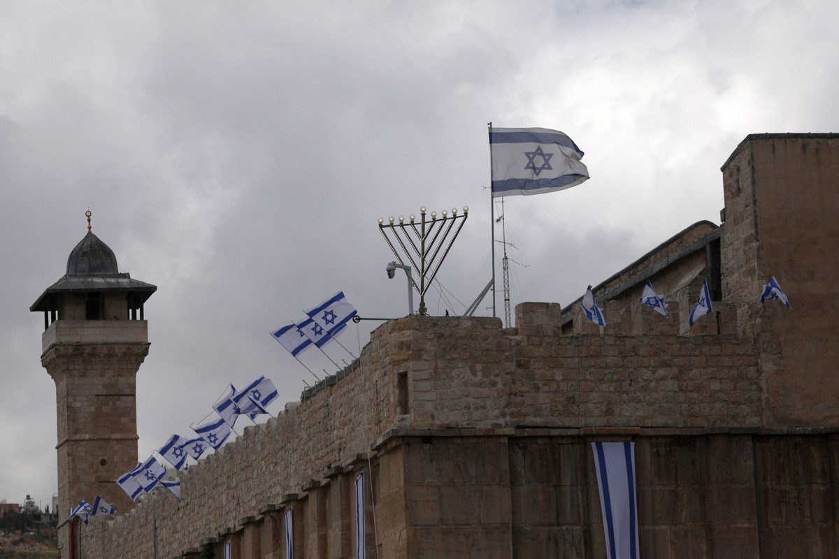 Israeli flags seen on Ibrahimi mosque in Hebron, West Bank on 5 May 2022 [Mamoun Wazwaz/Anadolu Agency]