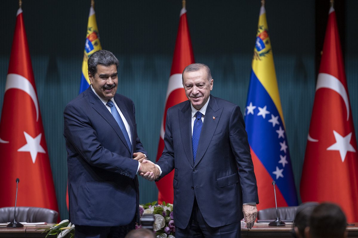 Turkish President Recep Tayyip Erdogan (R) shakes hands with Venezuelan President Nicolas Maduro (L) during a joint press conference after the bilateral and inter-delegation meetings in Ankara, Turkiye on 8 June 2022. [Aytaç Ünal - Anadolu Agency]