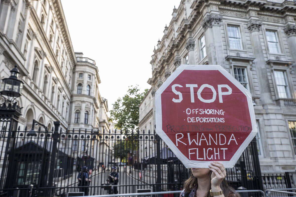 Hundreds of demonstrators gather during a protest against the UK's plan to send migrants and asylum seekers to Rwanda and the court's decision on the matter in front of the Ministry of Interior in London, United Kingdom [Raşid Necati Aslım/Anadolu Agency]