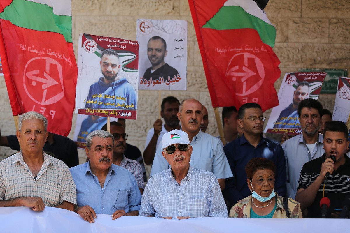 Palestinians, holding banners and Palestinian flags, stage a demonstration on Israel's administrative detention policy in front of International Committee of the Red Cross building in Gaza City, Gaza on July 24, 2022. [Mustafa Hassona - Anadolu Agency]