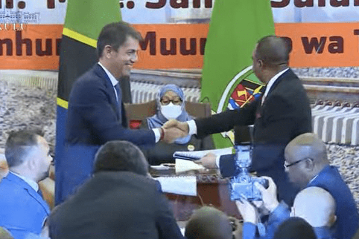 At the event held at the State House in Dar es Salaam on Monday, TRC Director General Masanja Kadogosa and Turkish construction firm Yapi Merkezi CEO Aslan Uzun signed the deal [@dailynewstz/Twitter]