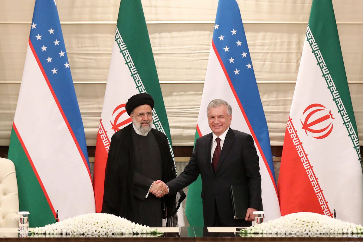 Iranian President Ebrahim Raisi (L) and President of Uzbekistan, Shavkat Mirziyoyev (R) sign agreements in energy, transit transportation, industry, agriculture, culture and sports in Tashkent, Uzbekistan on September 14, 2022. [Iranian Presidency / Handout - Anadolu Agency]