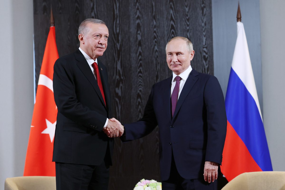 Turkish President Recep Tayyip Erdogan (L) meets President of Russia, Vladimir Putin (R) on September 16, 2022 [Murat Kula/Anadolu Agency]