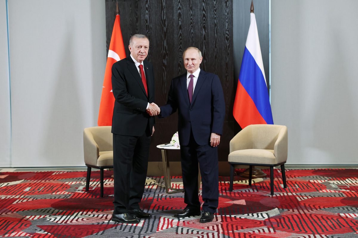 Turkish President Recep Tayyip Erdogan (L) meets President of Russia, Vladimir Putin (R) on September 16, 2022 [Murat Kula/Anadolu Agenc]