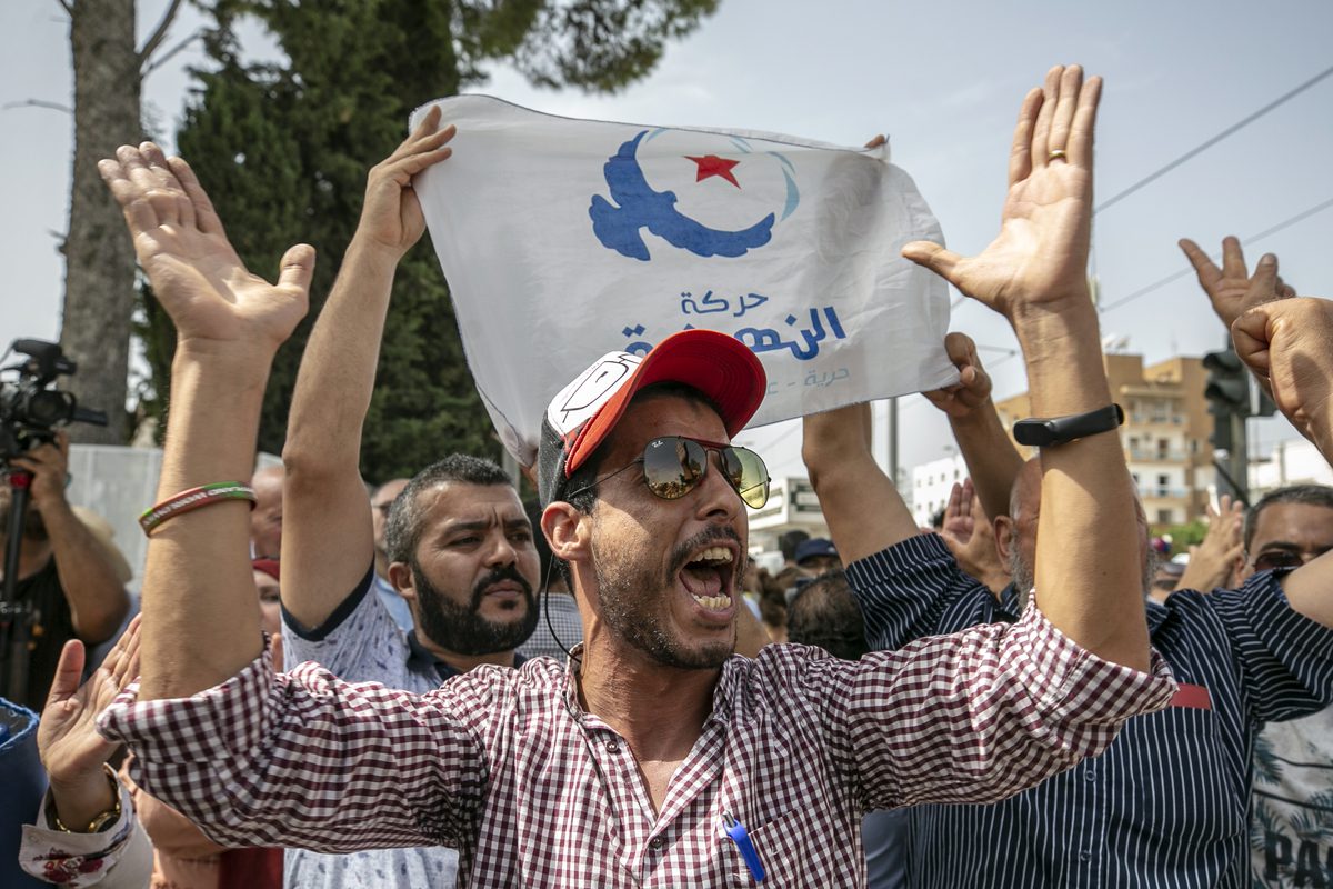 Supporters gather around the court as Ennahda leader Rached Ghannouchi and Ennahda deputy leader Ali Laarayedh are summoned by Tunisian judicial authorities in Tunis, Tunisia on September 19, 2022. [Yassine Gaidi - Anadolu Agency]