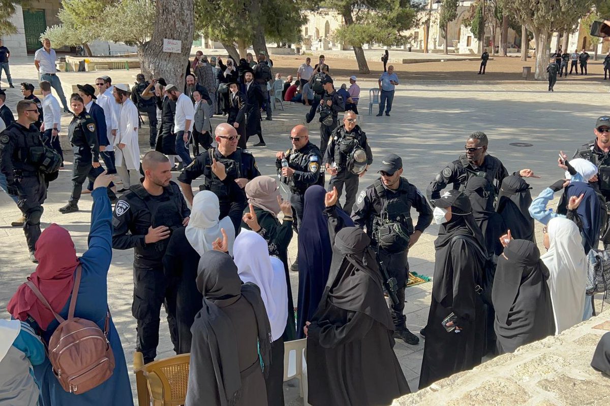 Palestinians react to Fanatic Jewish settlers' storming Al-Aqsa mosque compound accompanying with Israeli riot police within the Rosh Hashanah, the Jewish New Year in Jerusalem. [Jerusalem Islamic Waqf - Anadolu Agency]