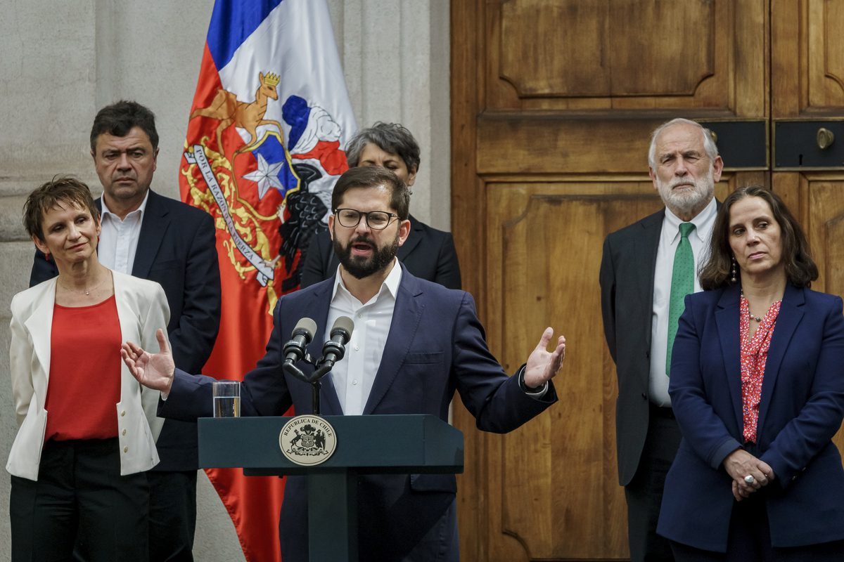 President of Chile Gabriel Boric (C) speaks at the end of the ceremony for the presentation of new Ministers at the Palacio de La Moneda on September 6, 2022 in Santiago, Chile. [Photo by Sebastián Vivallo Oñate/Agencia Makro/Getty Images]