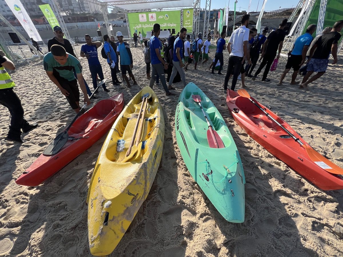 A kayak race was held in the besieged Gaza Strip yesterday with men and women participating [Mohammed Asad/Middle East Monitor]
