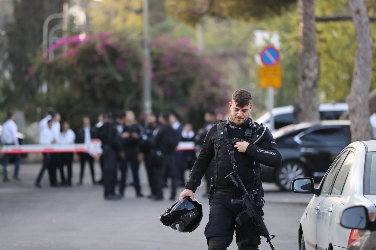Israeli police officers stand guard after Israeli security forces and emergency personnel carried away a Palestinian man, who was shot after he reportedly committed a stabbing attack, in the flashpoint neighbourhood of Sheikh Jarrah in East Jerusalem [Mostafa Alkharouf - Anadolu Agency]