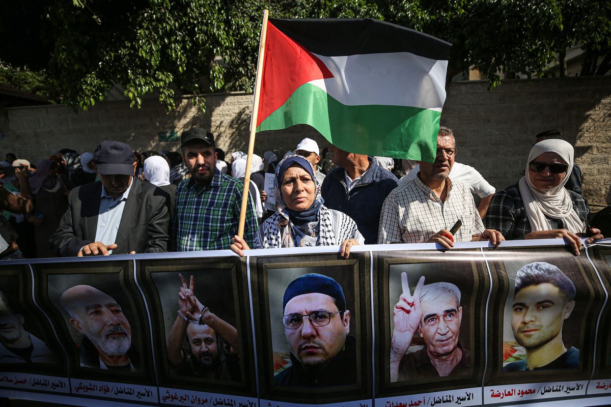 Palestinians stage a demonstration in support of Palestinian prisoners in Israeli jails in front of the International Committee of the Red Cross in Gaza Strip on October 24, 2022. [Mustafa Hassona - Anadolu Agency]