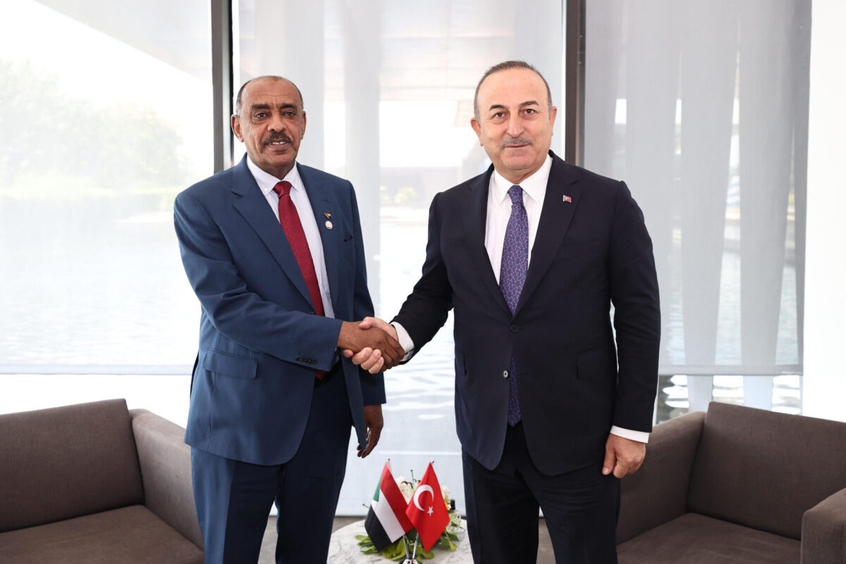 Turkish Foreign Minister Mevlut Cavusoglu (R) meets with Sudanese Foreign Minister Ali Al-Sadiq (L) in Dhakar, Senegal [Murat Gök/Anadolu Agency]