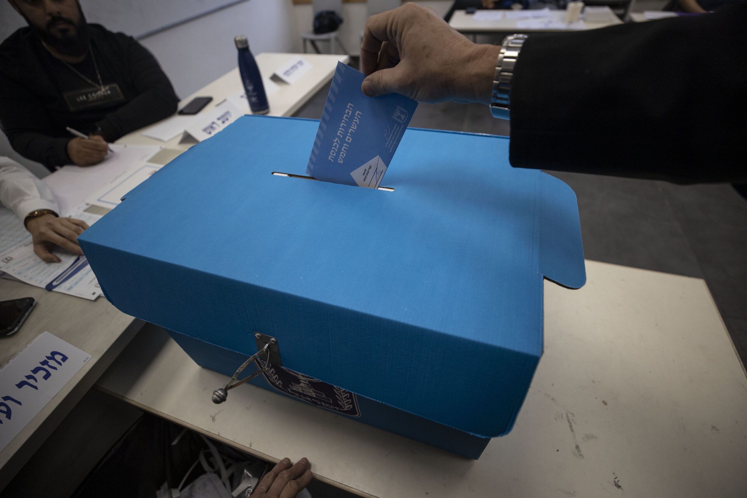 Israeli citizens cast their votes for the 2022 Israeli legislative election at a polling station in West Jerusalem, November 01, 2022 [Mostafa Alkharouf/Anadolu Agency]
