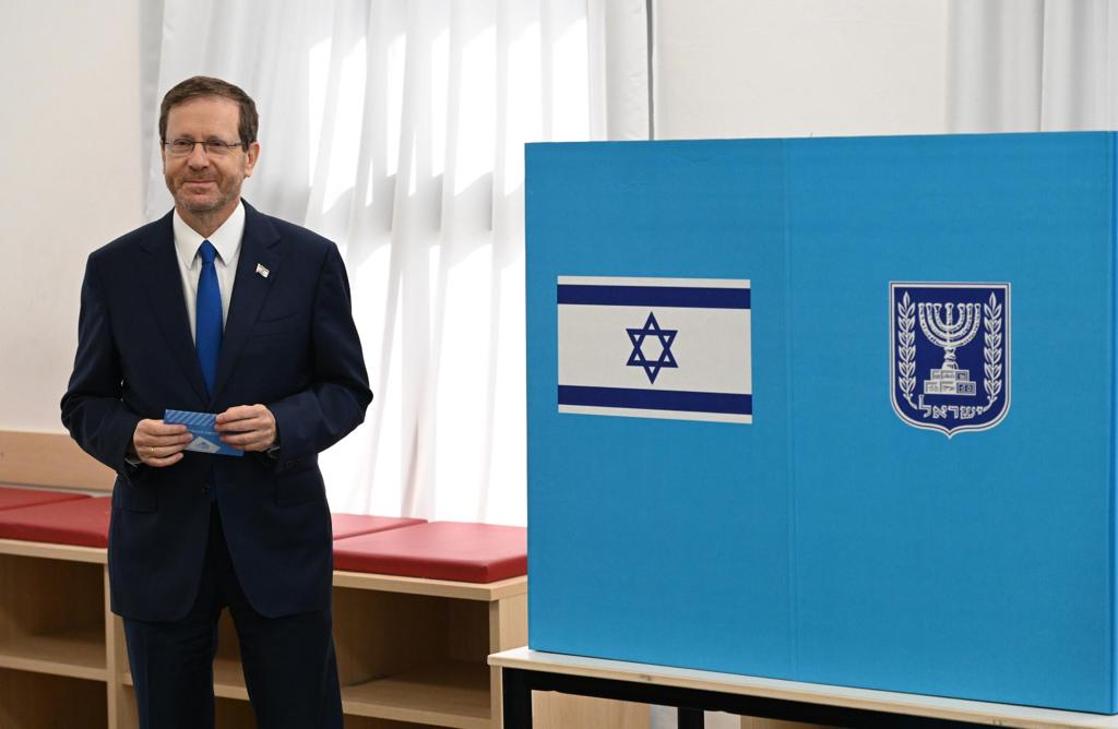 Israeli President Isaac Herzog casts his vote for the 2022 Israeli legislative election at a polling station in West Jerusalem, [Haim Zach/GPO/Anadolu Agency]