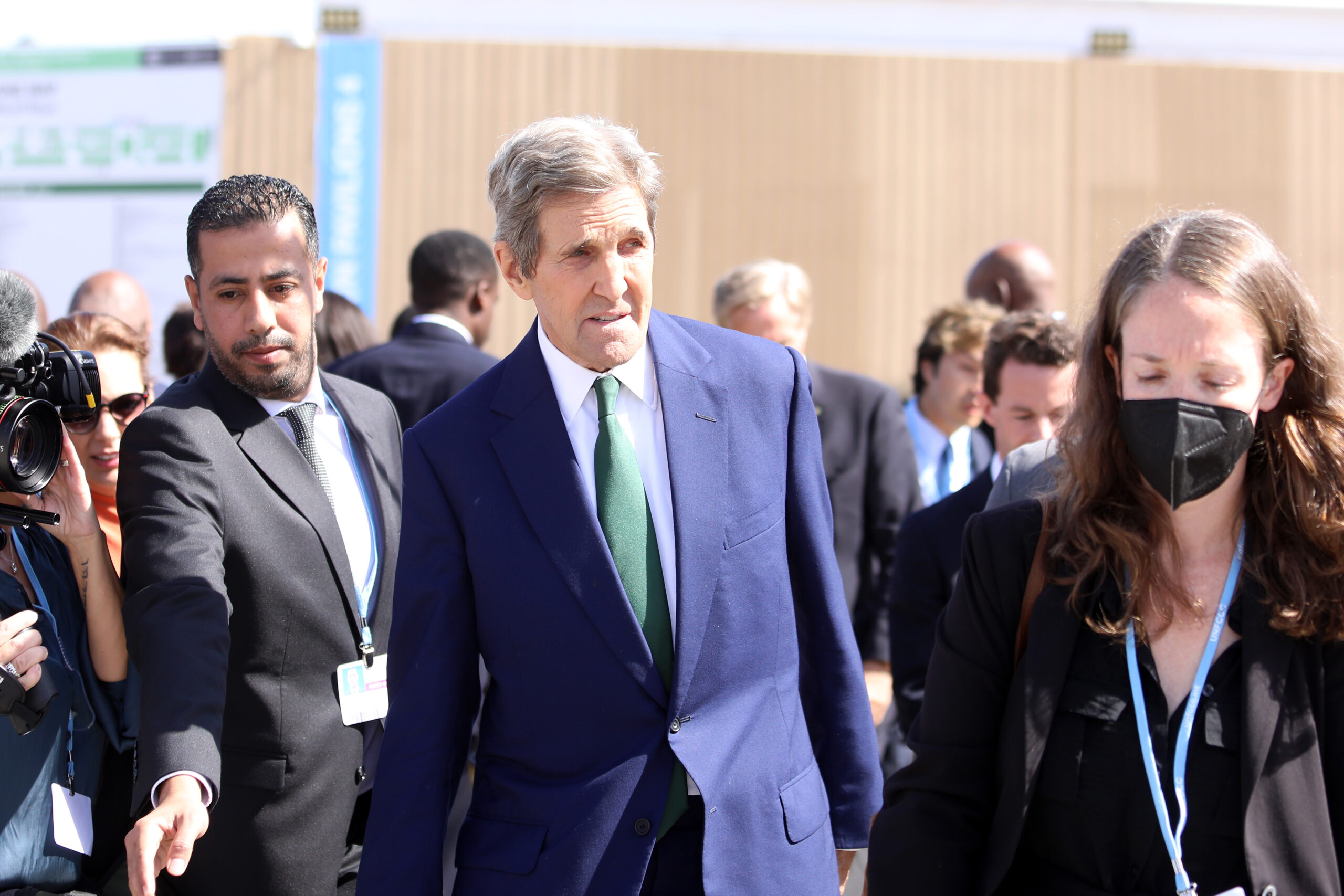 United States Special Presidential Envoy for Climate John Kerry (C) is being welcomed by officials upon his arrival to attend the 2022 United Nations Climate Change Conference (COP27) at the Sharm El Sheikhon November 08, 2022 [Mohamed Abdel Hamid/Anadolu Agency]