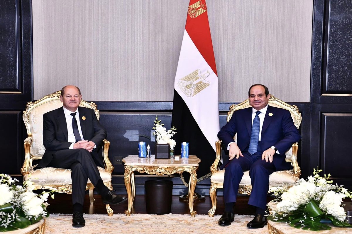 Egyptian President Abdel Fattah al-Sisi (R) and German Chancellor Olaf Scholz meet on the sidelines of the 2022 United Nations Climate Change Conference (COP27) on November 08, 2022 [Egyptian Presidency/Anadolu Agency]