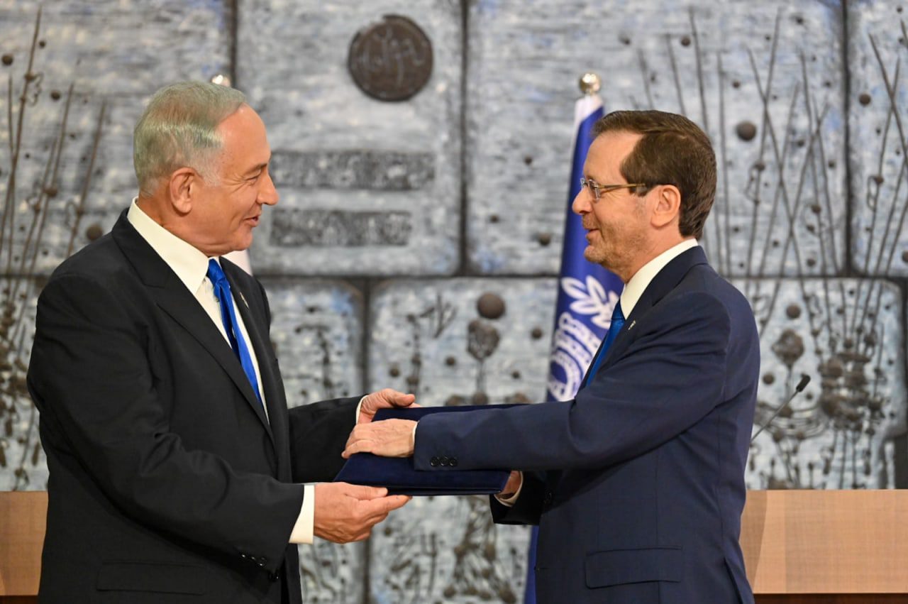 Israeli Prime Minister Benjamin Netanyahu (L) and President Isaac Herzog (R) in Jerusalem on November 13, 2022 [GPO/Anadolu Agency]
