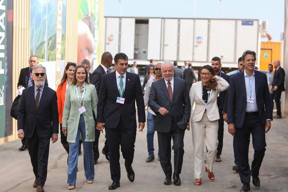 Brazilian President Luiz Inacio Lula da Silva (3rd R) arrives to attend the 2022 United Nations Climate Change Conference (COP27) in Sharm El Sheikh, Egypt on November 16, 2022. [ Mohamed Abdel Hamid - Anadolu Agency]