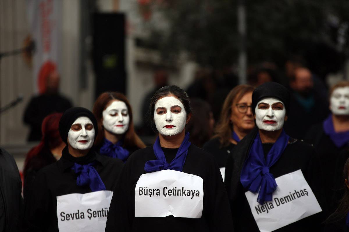 Women wearing black clothes and painting white their faces gather to take part 'silent scream' demonstration within International Day for the Elimination of Violence against Women. [Ferdi Uzun - Anadolu Agency]