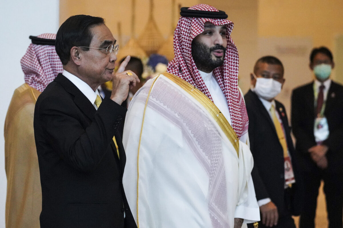 (L) Thailand Prime Minister Prayut Chan-o-cha with (R) Saudi Arabia Crown Prince and Prime Minister Mohammed bin Salman in Bangkok, Thailand, 18 November 2022 [Anusak Laowilas/NurPhoto via Getty Images]