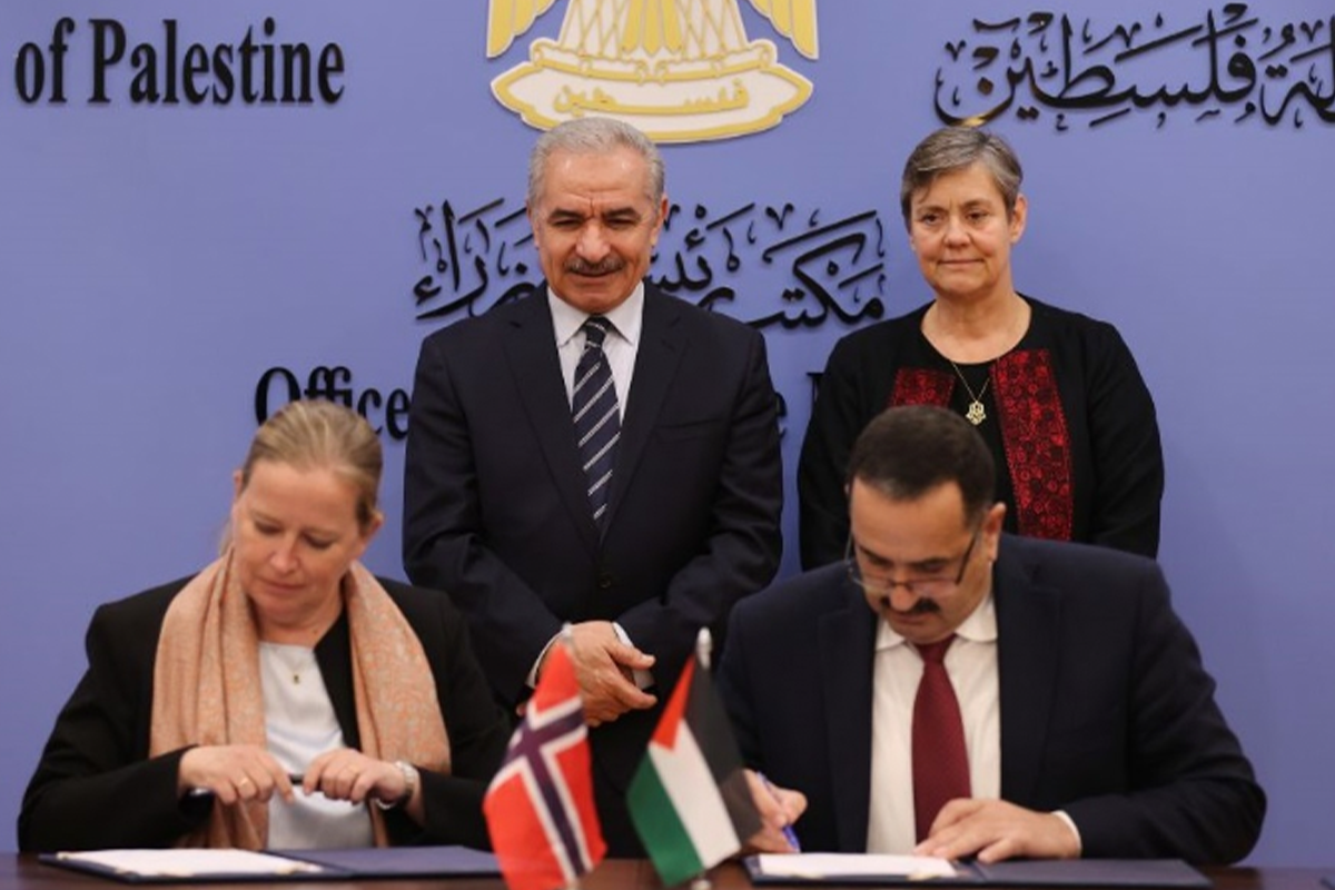 Norway and Palestine sign agreements in Ramallah in the presence of Palestinian Prime Minister Mohammed Shtayyeh on 30 November 2022 [Wafa.ps]