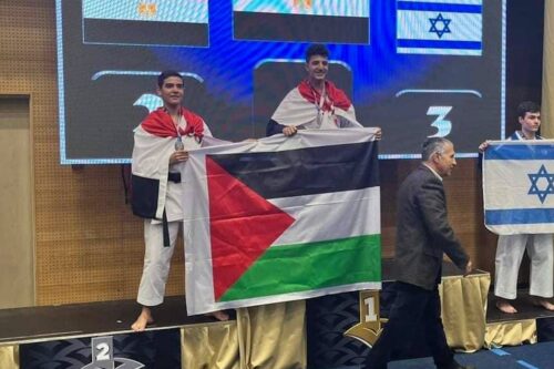 Thumbnail - Egyptian karate medalists raise the Palestinian flag