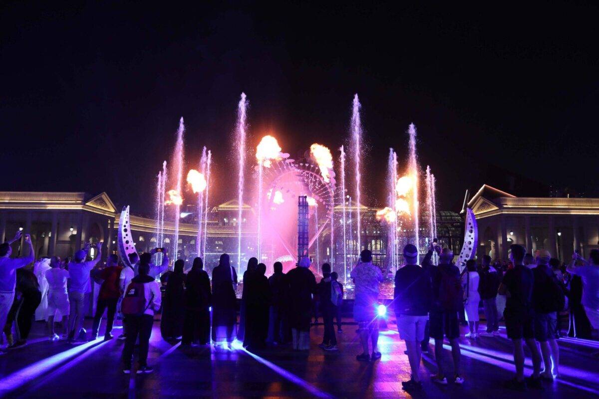 Tourists watch the water and light show at Katara beach as FIFA World Cup Qatar 2022 continues in Doha, Qatar on December 12, 2022 [Ashraf Amra - Anadolu Agency]