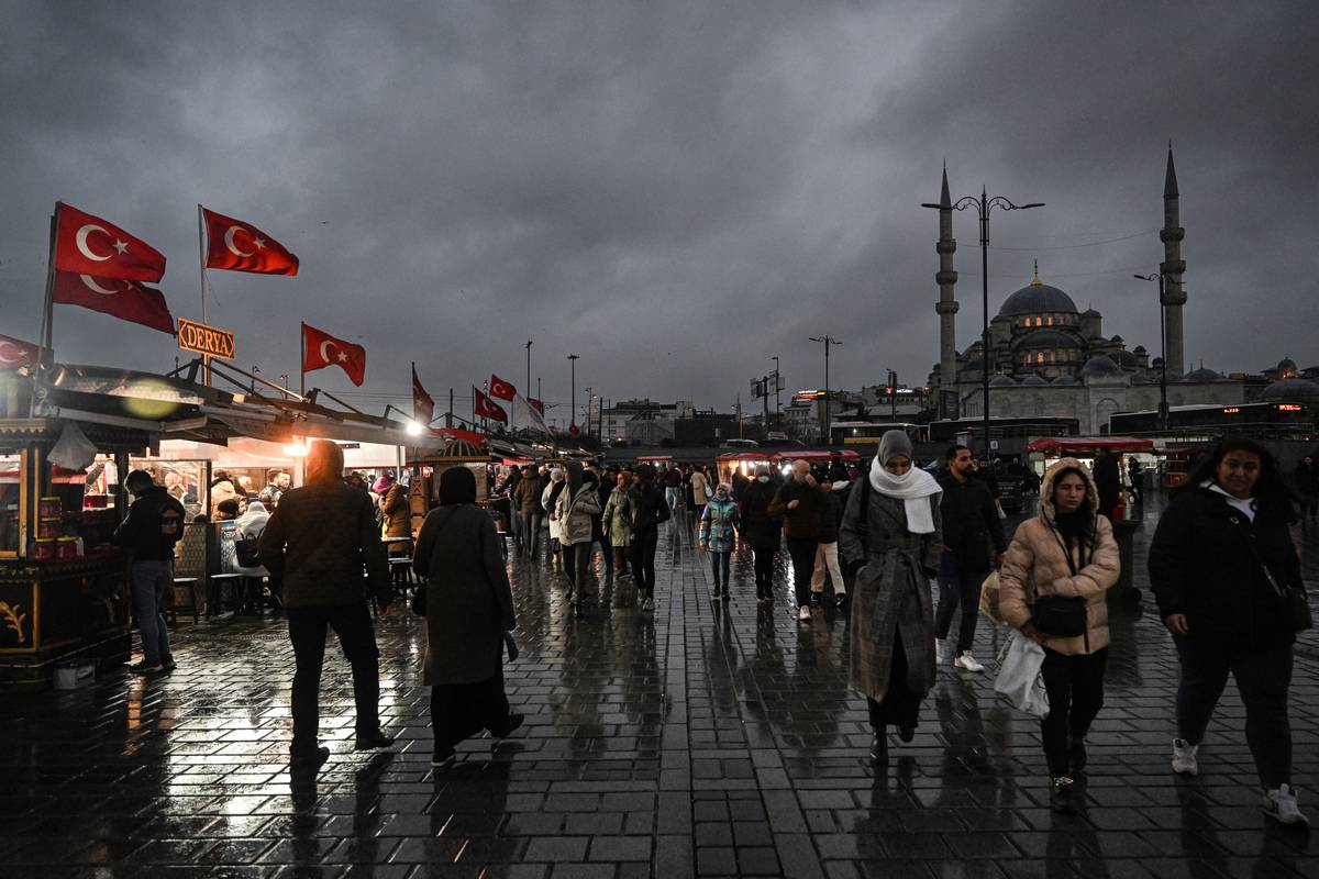 A view of Eminonu Square under cold and rainy weather in Istanbul, Turkiye on December 18, 2022 [Elif Öztürk Özgöncü - Anadolu Agency]