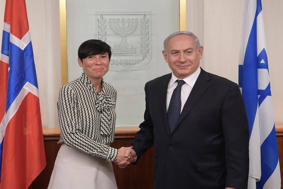 Israeli Prime Minister Benjamin Netanyahu (R) shakes hands with Norwegian Foreign Minister Ine Marie Eriksen Soreide (L) as they pose for a photo ahead of their meeting in western Jerusalem [Amos Ben Gershom /Anadolu Agency/Getty Images]