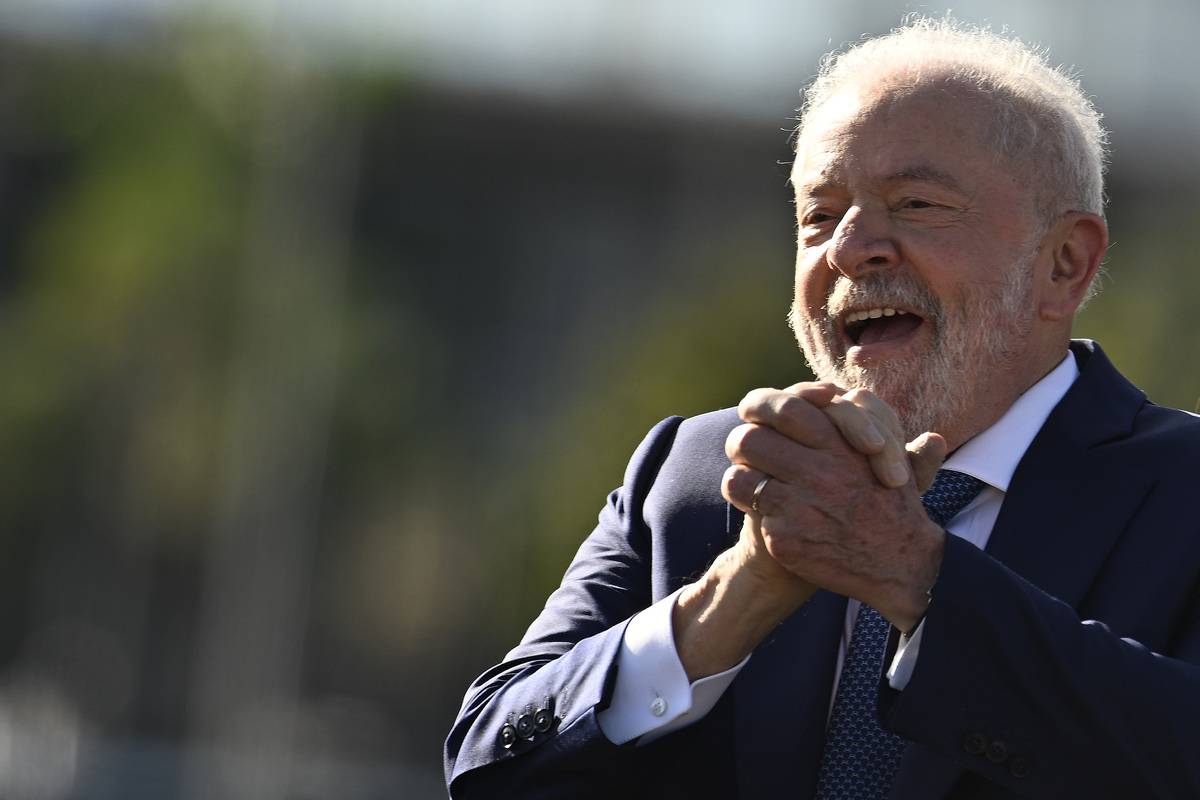 Brazil's President Luiz Inacio Lula da Silva waves to supporters on the day of his swearing-in ceremony in Brasilia, Brazil on January 1, 2023. [Mateus Bonomi - Anadolu Agency]