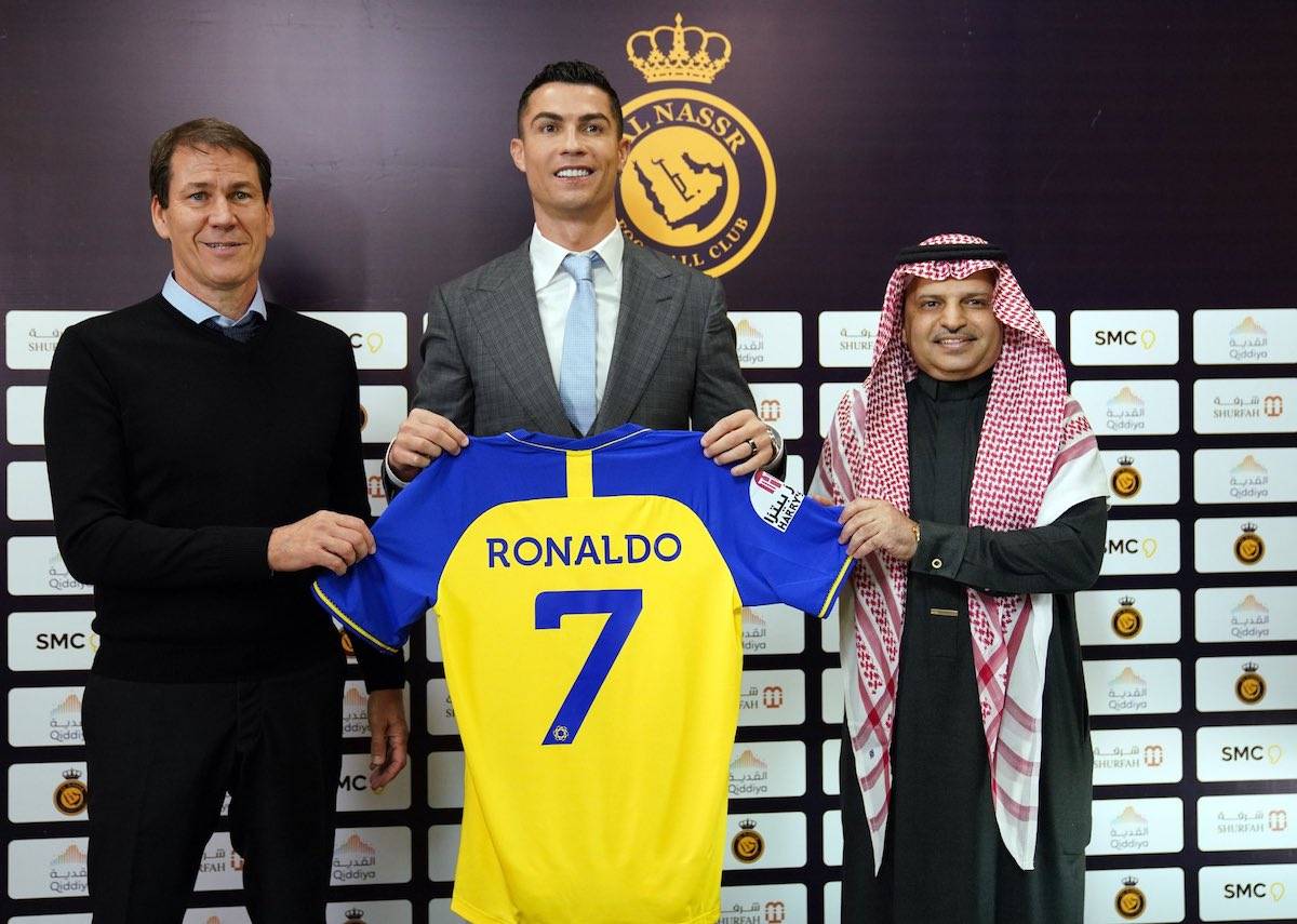 Portuguese superstar, Ronaldo (C), President of Al Nassr FC. Musalli Al-Muammar (R) and Head Coach of Al-Nassr Rudi Garcia (L) pose for a photo after signing an agreement during a ceremony at Mrsool Park Stadium, in Riyadh, Saudi Arabia on January 03, 2023 [AL Nassr Club of Saudi Arabia - Anadolu Agency]