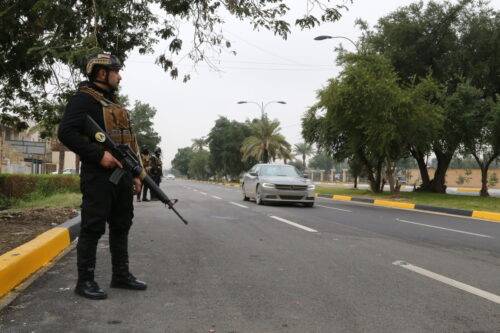Iraqi police man stand guard on a checkpoint at the entrance of Baghdad's Green Zone, after the Prime Minister's office announced the reopening of roads and tunnels in the heavily-guarded area to ease traffic jam in Baghdad, Iraq on January 08, 2023. [Murtadha Al-Sudani - Anadolu Agency]