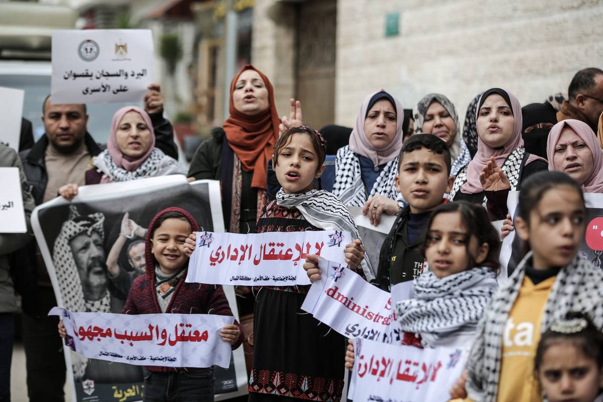 People, including children, gather for a demonstration in front of the International Committee of the Red Cross (ICRC) building as they hold various banners, to show their support to Palestinian prisoners held in Israeli prisons, in Gaza City, Gaza on January 16, 2023. [Ali Jadallah - Anadolu Agency]